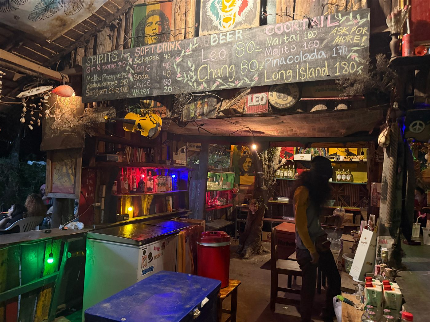 Getränkekarte der Freedom Bar mit Bier- und Cocktailpreisen